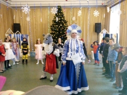 В Детско-юношеском центре города Гвардейска стартовал марафон новогодних утренников. Сегодня Дед Мороз, Снегурочка и сказочные персонажи встретили ребят_11