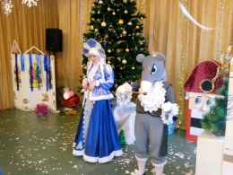 В Детско-юношеском центре города Гвардейска стартовал марафон новогодних утренников. Сегодня Дед Мороз, Снегурочка и сказочные персонажи встретили ребят_15