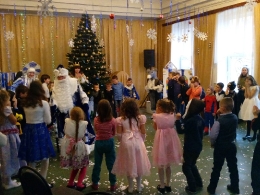 В Детско-юношеском центре города Гвардейска стартовал марафон новогодних утренников. Сегодня Дед Мороз, Снегурочка и сказочные персонажи встретили ребят_16