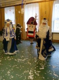 В Детско-юношеском центре города Гвардейска стартовал марафон новогодних утренников. Сегодня Дед Мороз, Снегурочка и сказочные персонажи встретили ребят_18