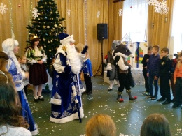 В Детско-юношеском центре города Гвардейска стартовал марафон новогодних утренников. Сегодня Дед Мороз, Снегурочка и сказочные персонажи встретили ребят_19