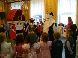 В Детско-юношеском центре города Гвардейска стартовал марафон новогодних утренников. Сегодня Дед Мороз, Снегурочка и сказочные персонажи встретили ребят_22