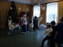 В Детско-юношеском центре города Гвардейска стартовал марафон новогодних утренников. Сегодня Дед Мороз, Снегурочка и сказочные персонажи встретили ребят_8